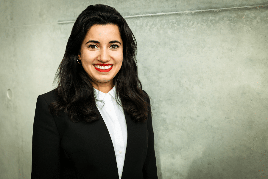 Pressebild der Bundestagsabgeordneten Misbah Khan vor grün marmorierter Wand