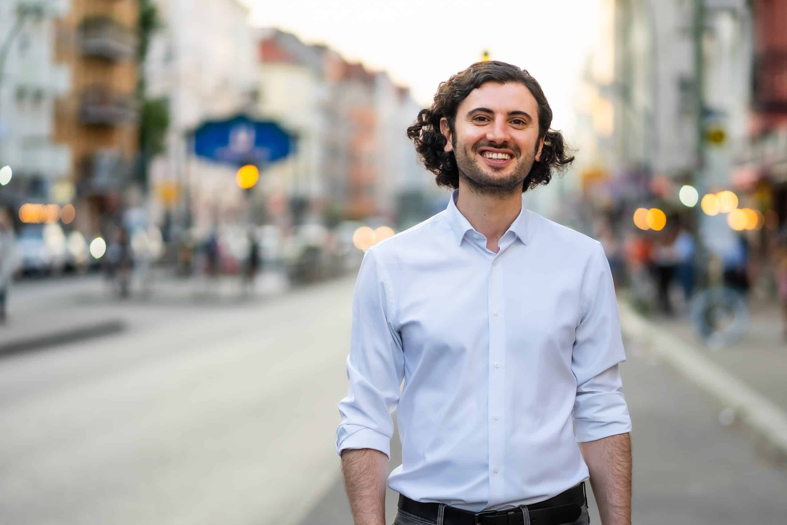 Pressebild Hakan Demir auf Straße in Berlin