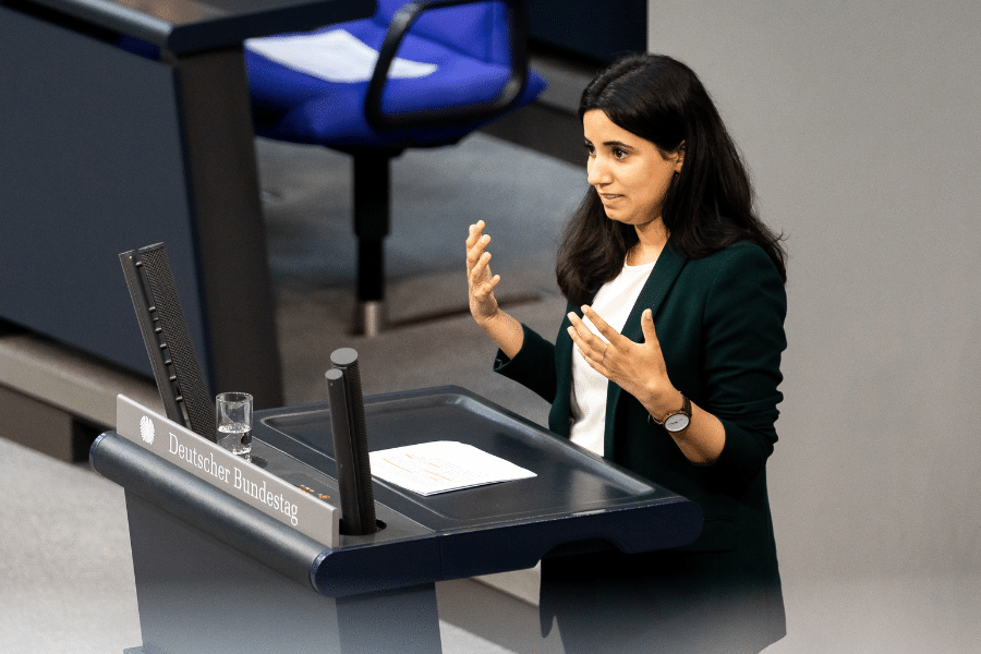 Die grüne Bundestagsabgeordnete Misbah Khan am Rednerpult im deutschen Bundestag
