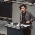 Hakan Demir am Rednerpult im Bundestag