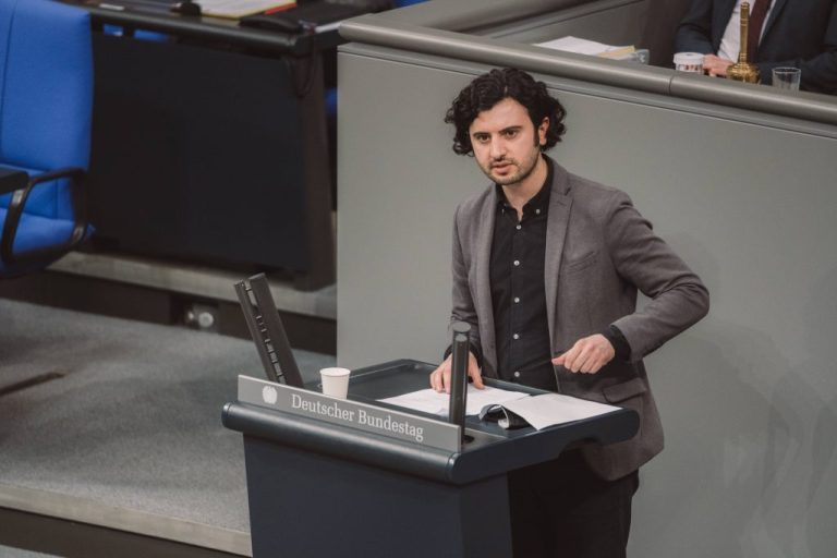 Hakan Demir am Rednerpult im Bundestag